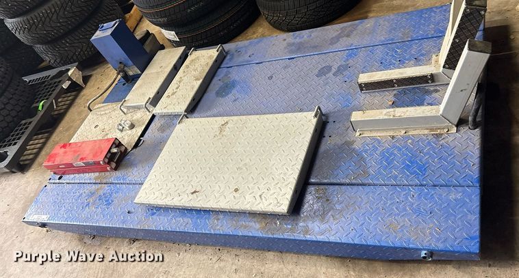 image for item DY0547 Strongway motorcycle lift 