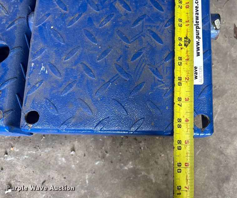 image for item DY0547 Strongway motorcycle lift 