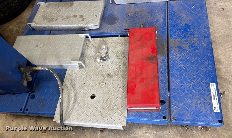 image for item DY0547 Strongway motorcycle lift 