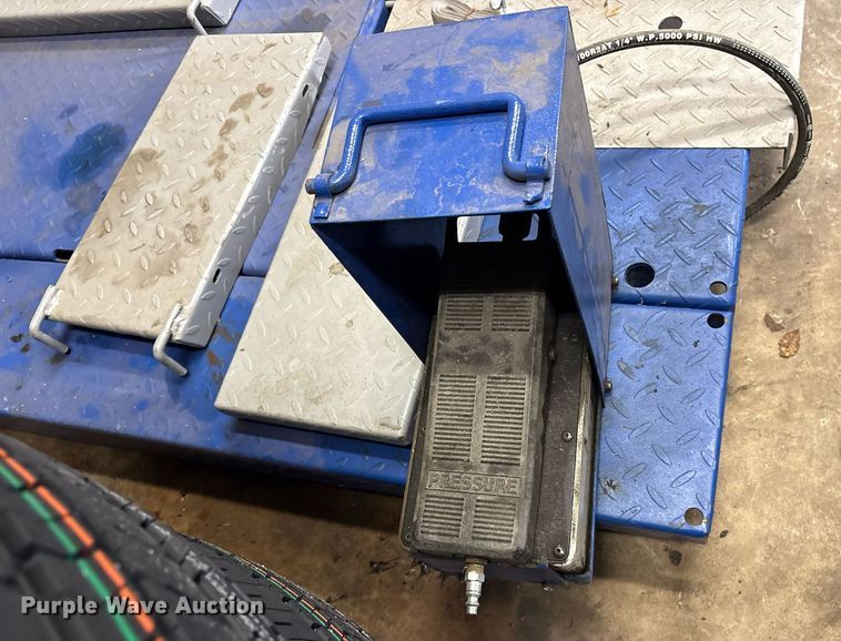 image for item DY0547 Strongway motorcycle lift 