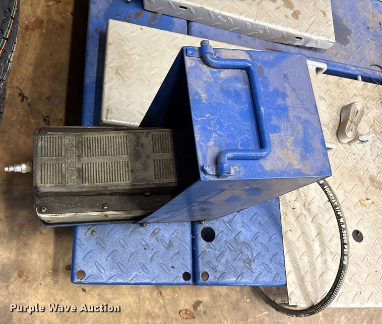 image for item DY0547 Strongway motorcycle lift 