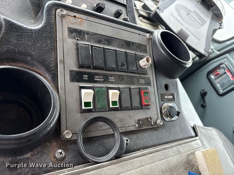 image for item DY0560 2009 Pierce Manufacturing Custom Contender pumper fire truck