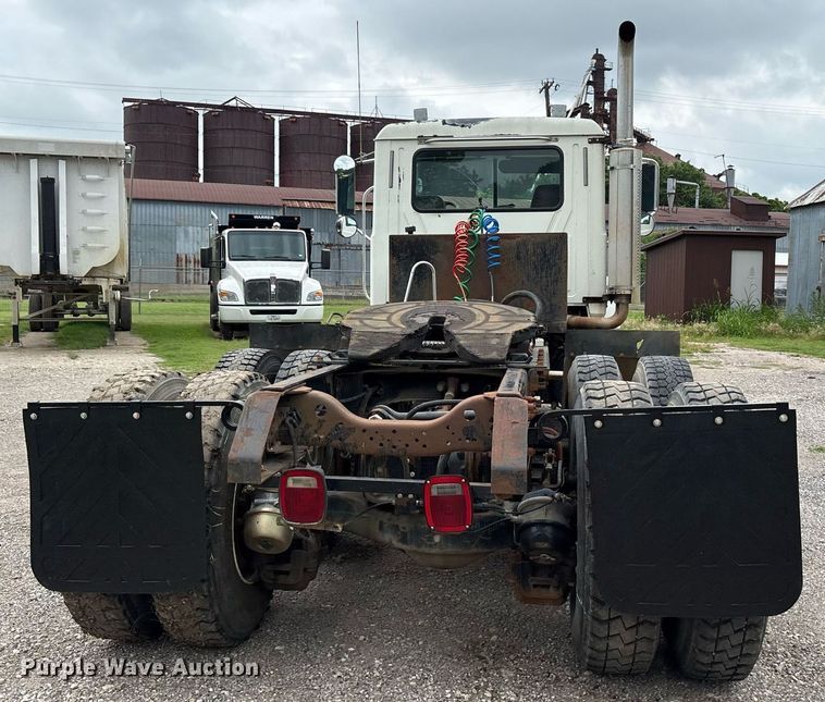 image for item DY0564 2006 Mack CV713 semi truck