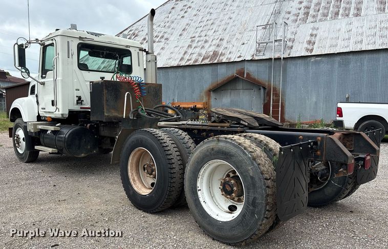 image for item DY0564 2006 Mack CV713 semi truck