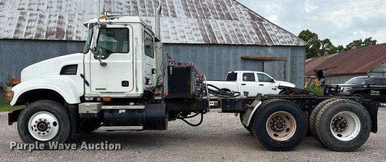 image for item DY0564 2006 Mack CV713 semi truck