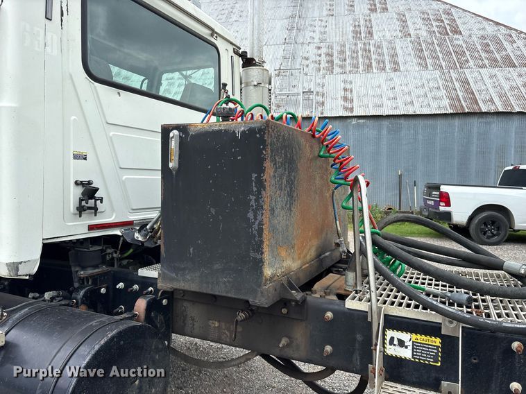 image for item DY0564 2006 Mack CV713 semi truck