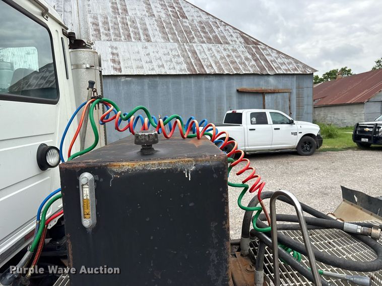 image for item DY0564 2006 Mack CV713 semi truck