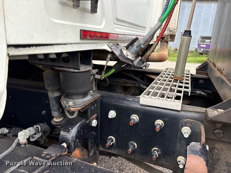 image for item DY0564 2006 Mack CV713 semi truck