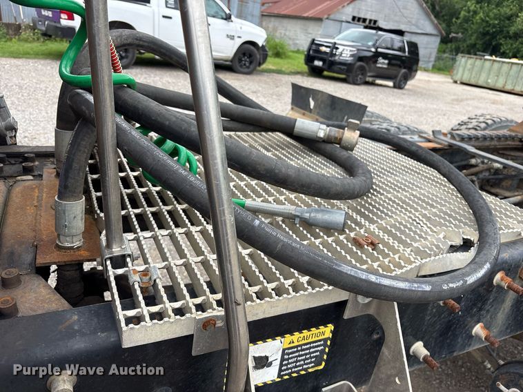 image for item DY0564 2006 Mack CV713 semi truck