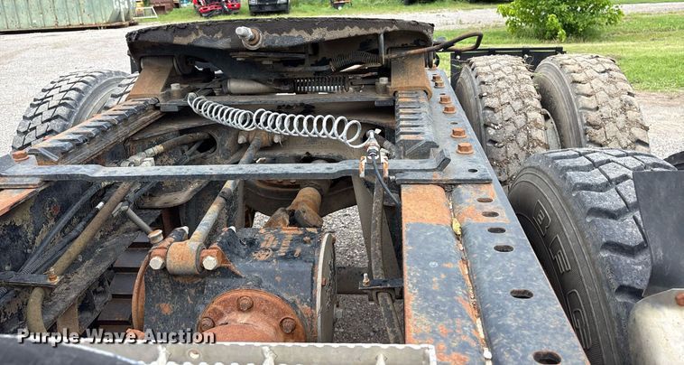 image for item DY0564 2006 Mack CV713 semi truck