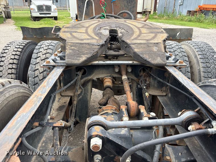 image for item DY0564 2006 Mack CV713 semi truck