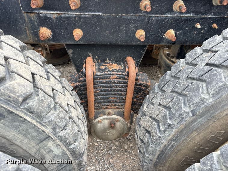 image for item DY0564 2006 Mack CV713 semi truck