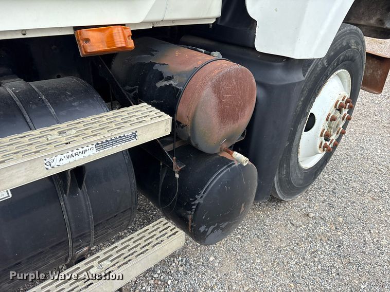 image for item DY0564 2006 Mack CV713 semi truck