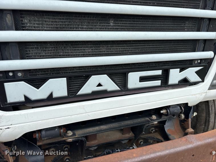 image for item DY0564 2006 Mack CV713 semi truck