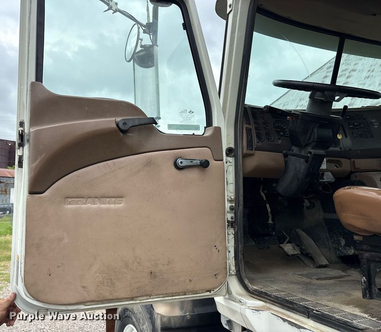 image for item DY0564 2006 Mack CV713 semi truck