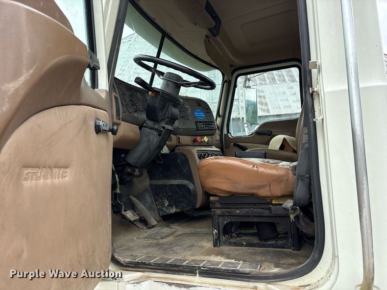 image for item DY0564 2006 Mack CV713 semi truck