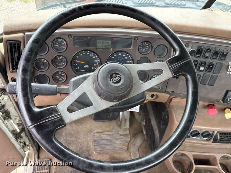 image for item DY0564 2006 Mack CV713 semi truck