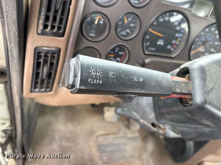 image for item DY0564 2006 Mack CV713 semi truck