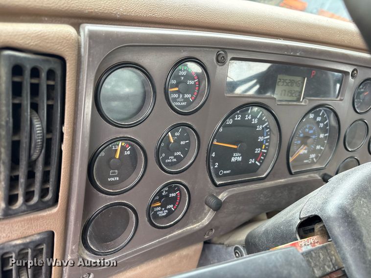 image for item DY0564 2006 Mack CV713 semi truck