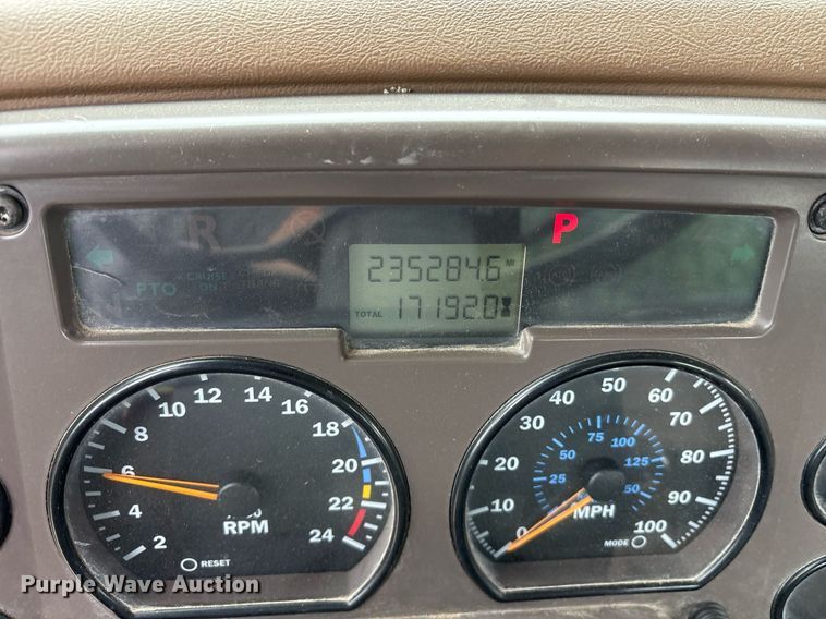 image for item DY0564 2006 Mack CV713 semi truck