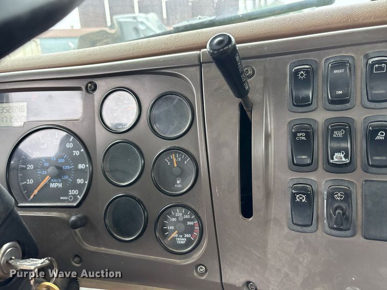 image for item DY0564 2006 Mack CV713 semi truck