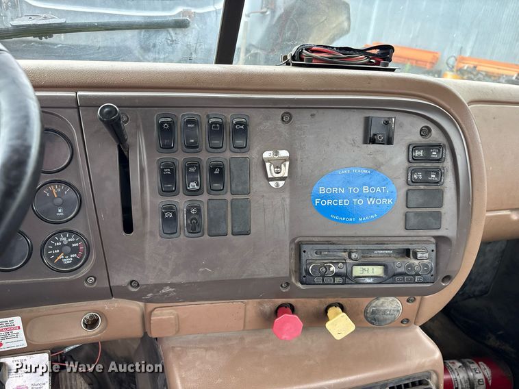 image for item DY0564 2006 Mack CV713 semi truck