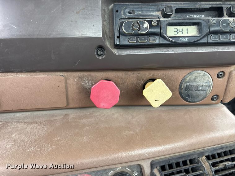 image for item DY0564 2006 Mack CV713 semi truck