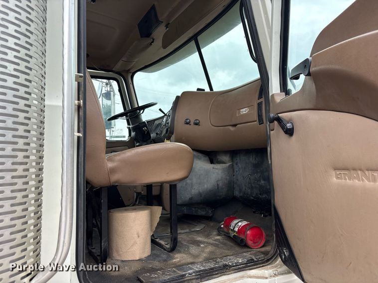 image for item DY0564 2006 Mack CV713 semi truck