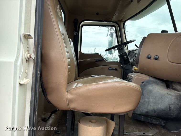 image for item DY0564 2006 Mack CV713 semi truck