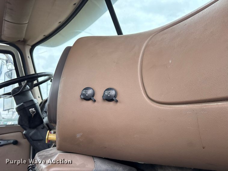 image for item DY0564 2006 Mack CV713 semi truck