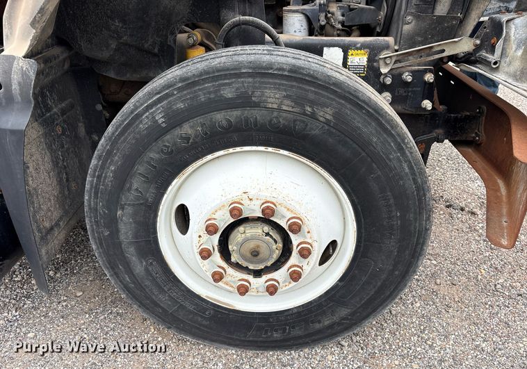 image for item DY0564 2006 Mack CV713 semi truck