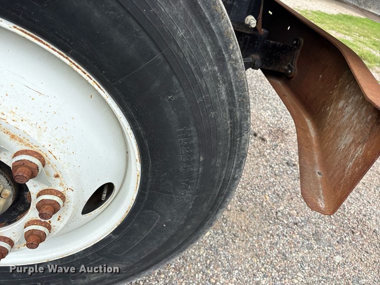 image for item DY0564 2006 Mack CV713 semi truck