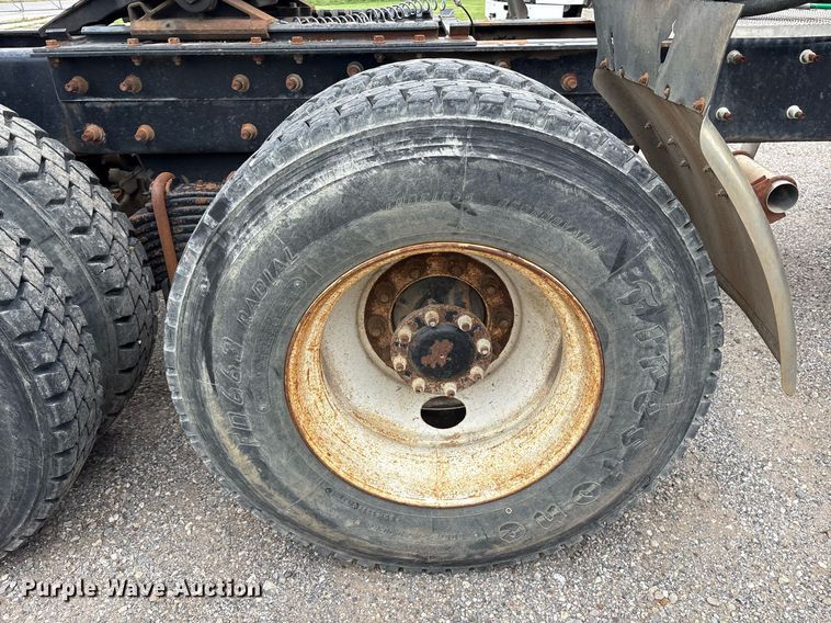 image for item DY0564 2006 Mack CV713 semi truck