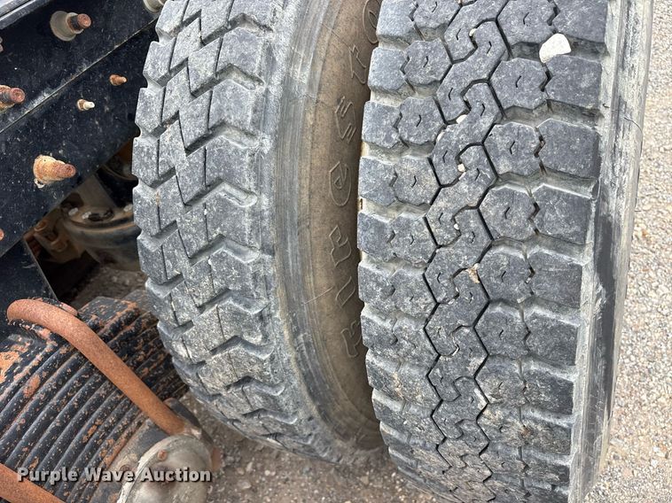 image for item DY0564 2006 Mack CV713 semi truck