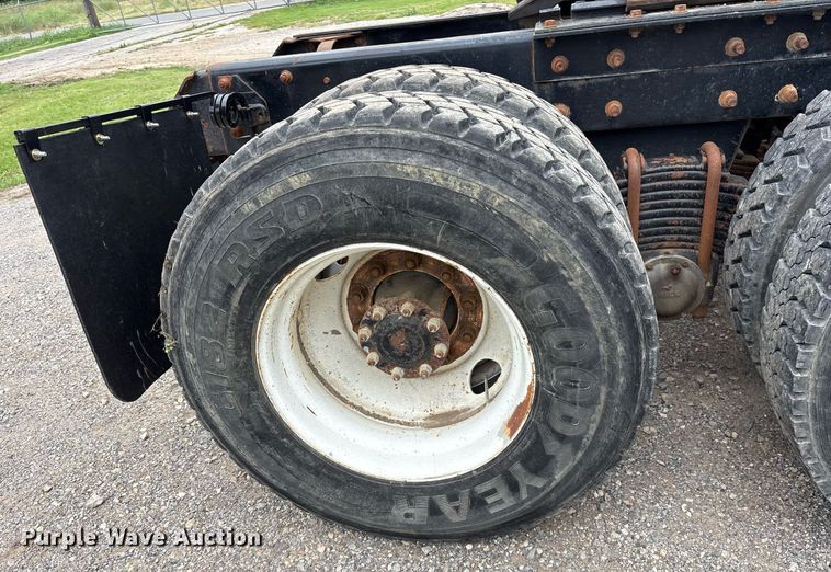 image for item DY0564 2006 Mack CV713 semi truck