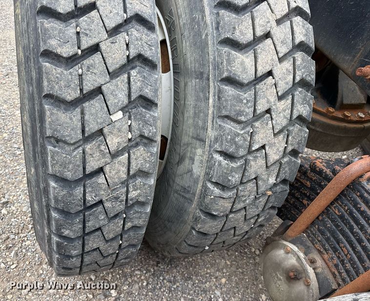 image for item DY0564 2006 Mack CV713 semi truck