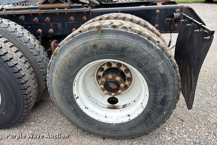 image for item DY0564 2006 Mack CV713 semi truck