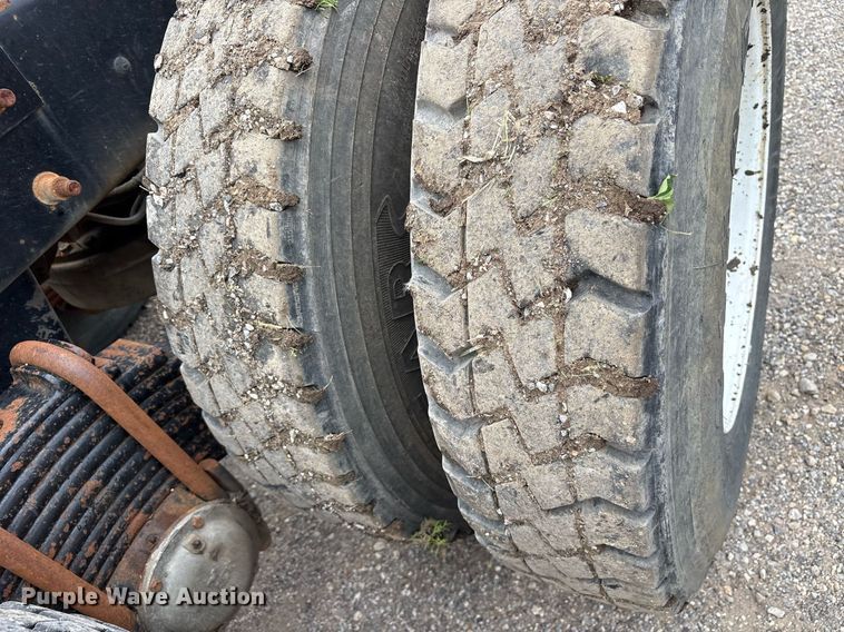 image for item DY0564 2006 Mack CV713 semi truck