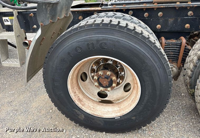 image for item DY0564 2006 Mack CV713 semi truck