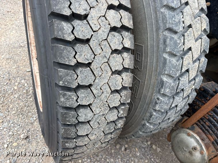 image for item DY0564 2006 Mack CV713 semi truck