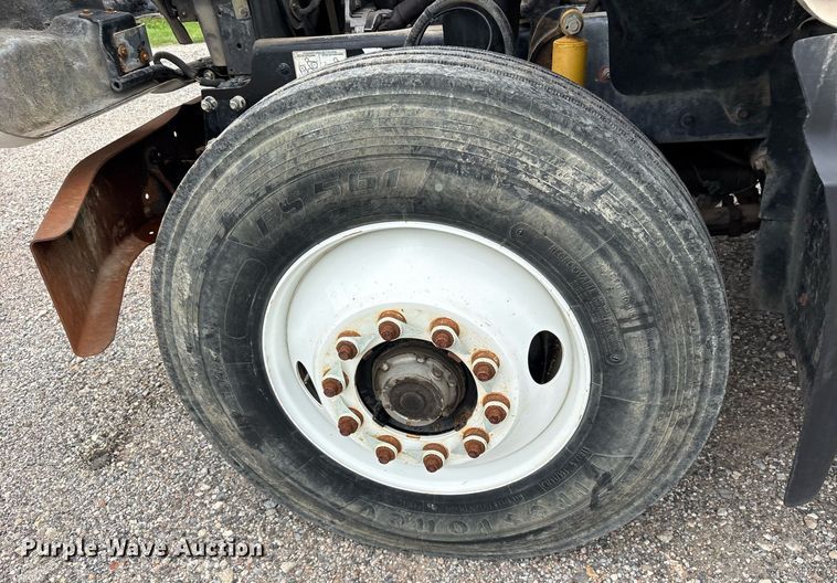 image for item DY0564 2006 Mack CV713 semi truck