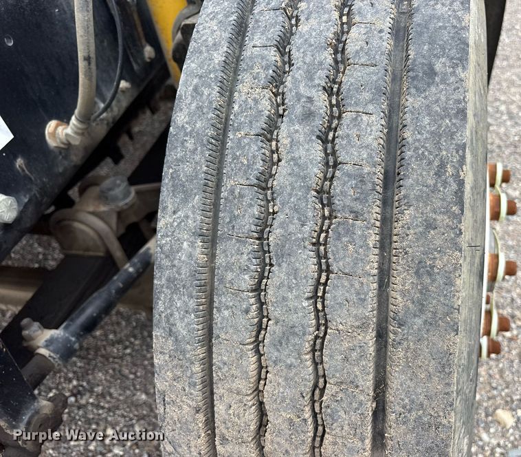 image for item DY0564 2006 Mack CV713 semi truck