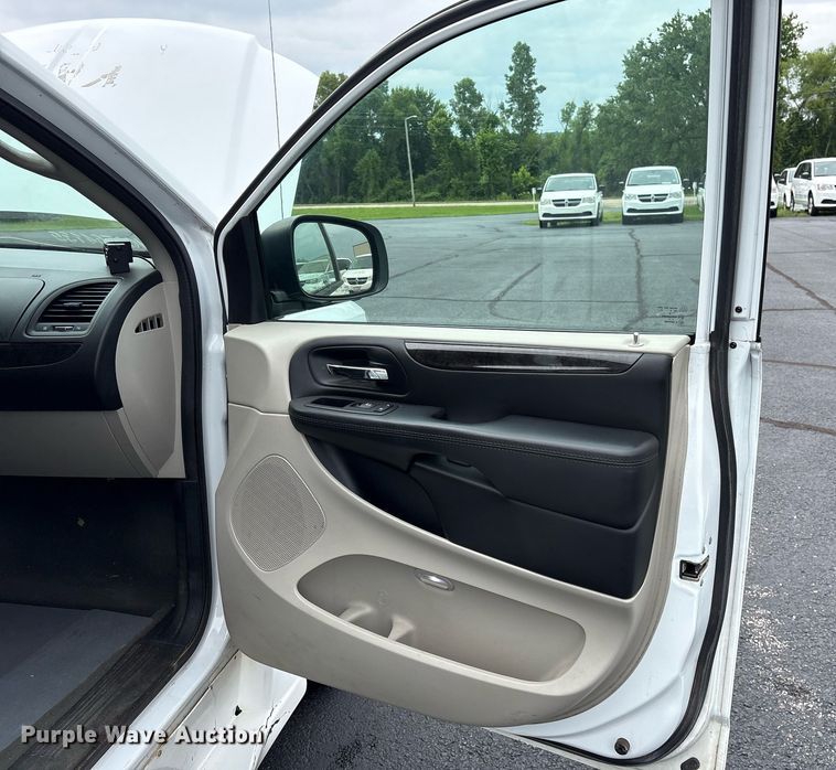 image for item DY0610 2018 Dodge Grand Caravan handicap accessible van