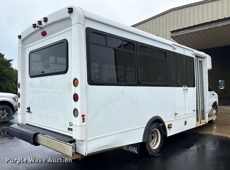 image for item DY0617 2016 Ford E450 shuttle bus
