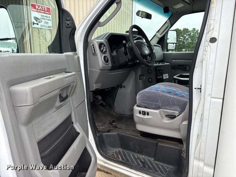 image for item DY0617 2016 Ford E450 shuttle bus