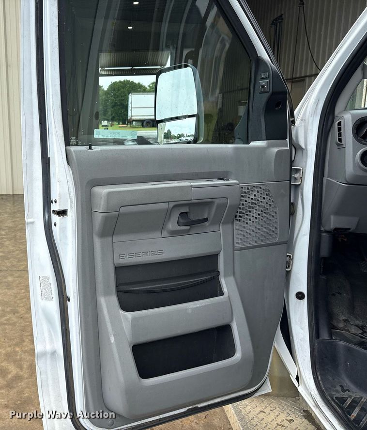 image for item DY0617 2016 Ford E450 shuttle bus