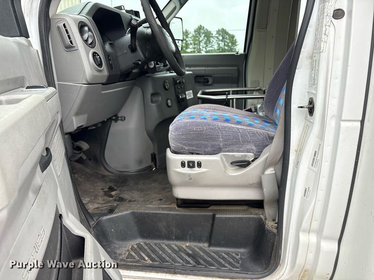 image for item DY0617 2016 Ford E450 shuttle bus