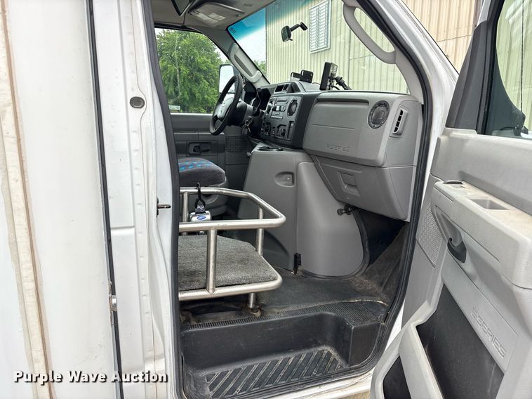image for item DY0617 2016 Ford E450 shuttle bus