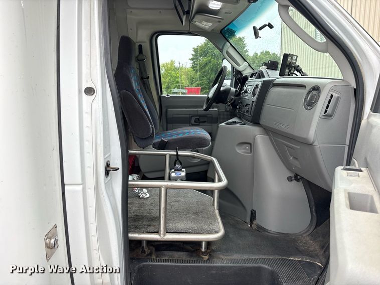 image for item DY0617 2016 Ford E450 shuttle bus