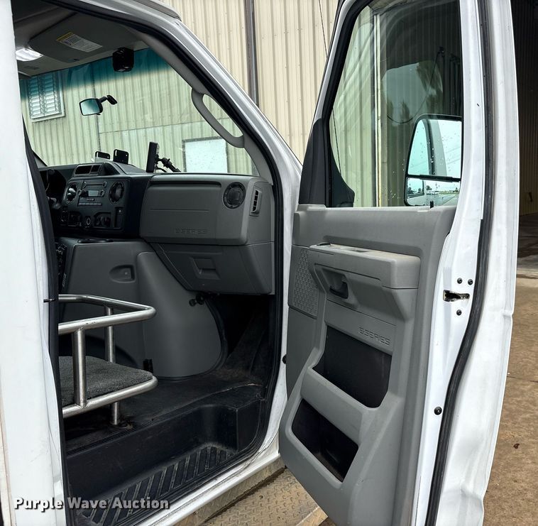 image for item DY0617 2016 Ford E450 shuttle bus